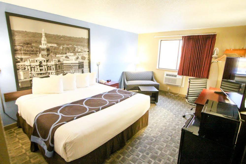 Super 8 By Wyndham Dubuque Motel Kültér fotó