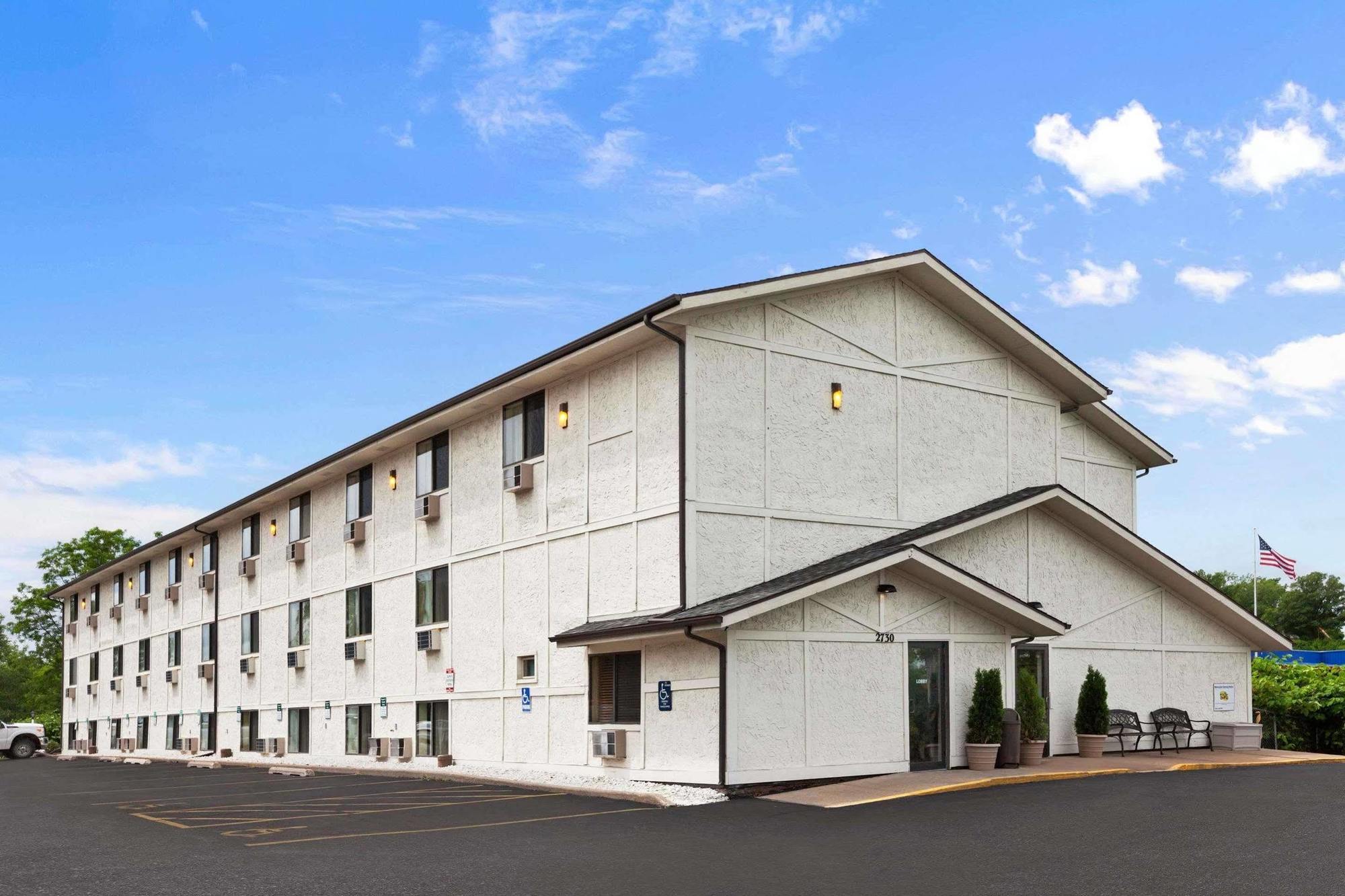 Super 8 By Wyndham Dubuque Motel Kültér fotó